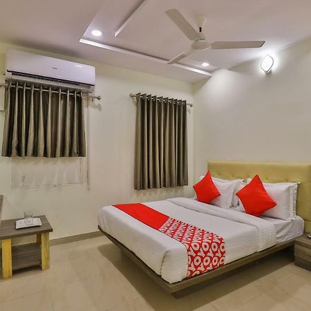 Oyo 26999 Hotel Sg Ahmedabad Exterior foto