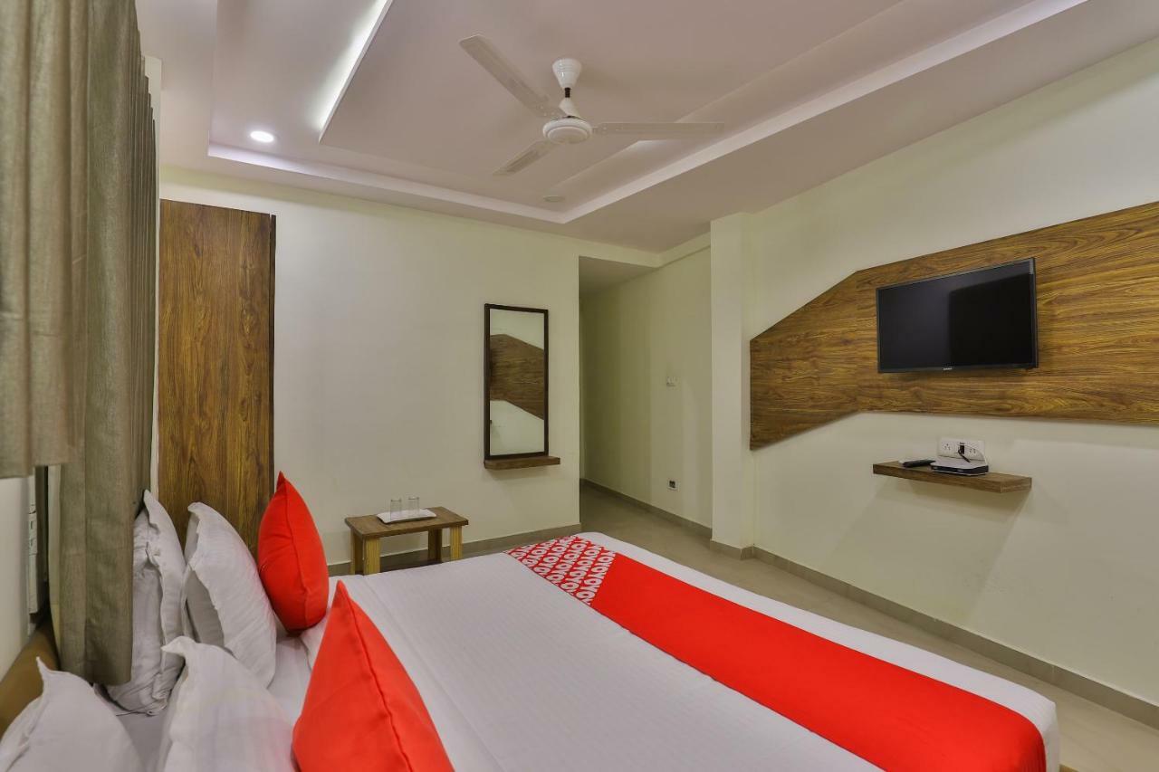 Oyo 26999 Hotel Sg Ahmedabad Exterior foto