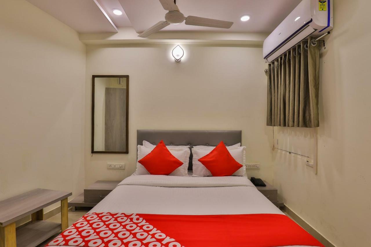 Oyo 26999 Hotel Sg Ahmedabad Exterior foto