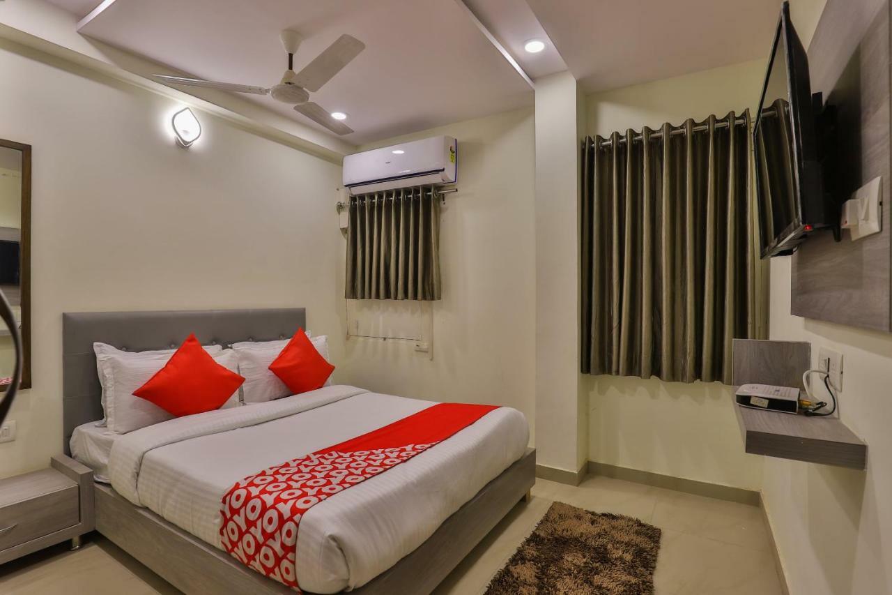 Oyo 26999 Hotel Sg Ahmedabad Exterior foto